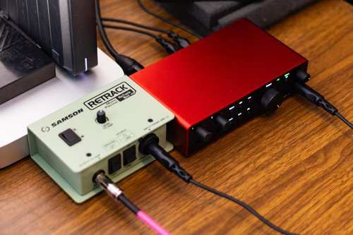 Hack Studio : Cara Bikin Sound Musik Kamu Makin 'Glow Up' Pake Re-amplifikasi